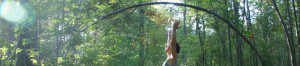 Yogaübung im Wald