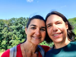 Karin Roy und Hanna Wittstadt, Ausbilderinnen von Frischluft-Yoga in Hessen