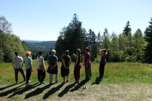 Eine Gruppe Menschen vor einer herrlichen Aussicht im Odenwald in Hessen